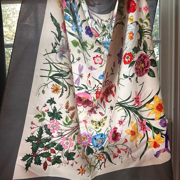 Like new Vintage Gucci Scarf. I bought it and wore it once. Beautiful design! - Picture 3 of 9